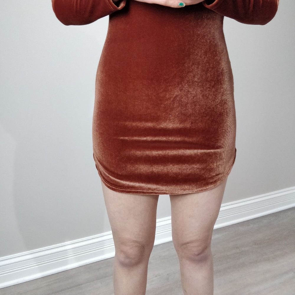 NWOT Windsor Faux velvet mini long sleeve dress - Picture 8 of 17